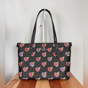 NWT Coach‎ Gallery Tote Bag With Heart Bolt Print